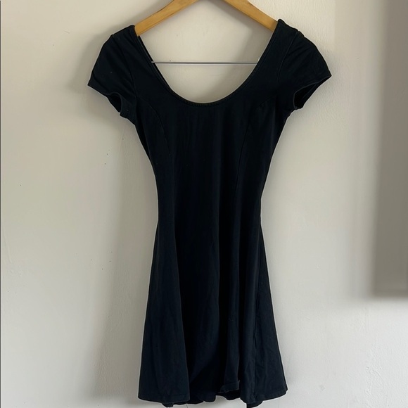 Elegant Black Dress - Picture 1 of 6